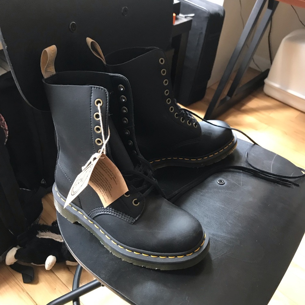 Dr. Martens Vegan 1490 NWT